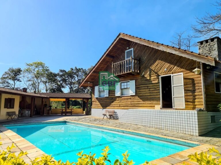 Casa de madeira em local alto e com linda vista