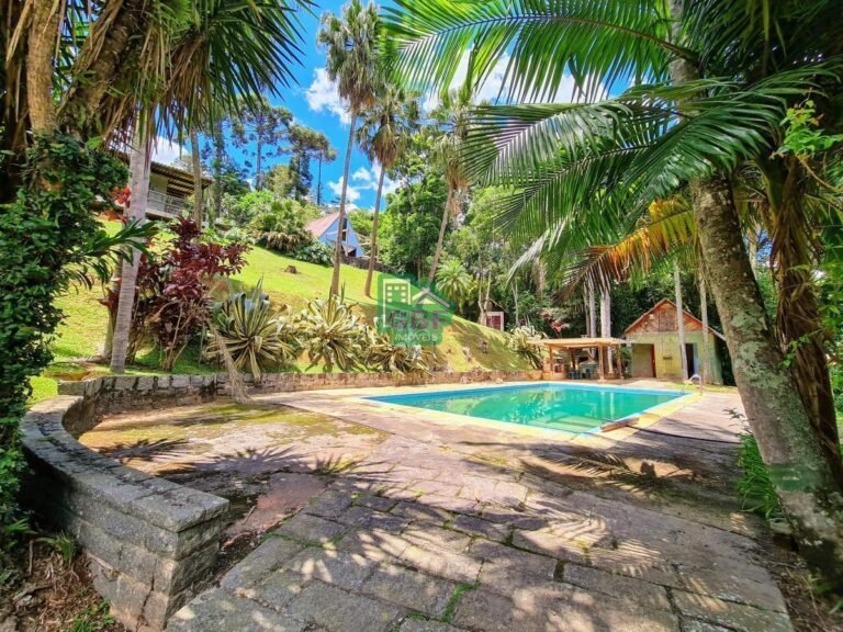 Imóvel bem localizado e com três Casas