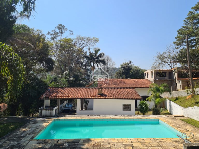 Casa antiga com terreno grande