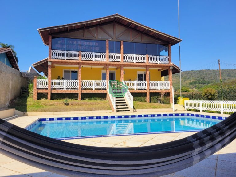 Casa em local alto com piscina grande