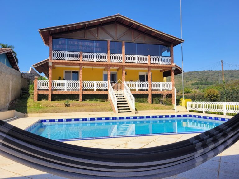 Casa em local alto com piscina grande