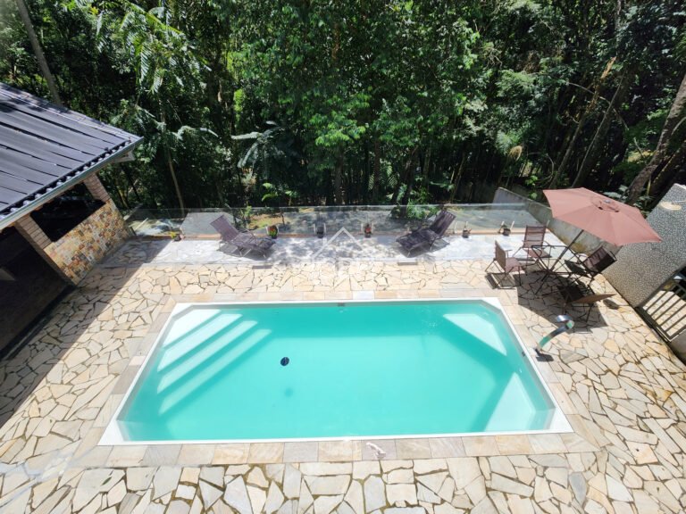Casa nova com energia solar e fundos para um lago