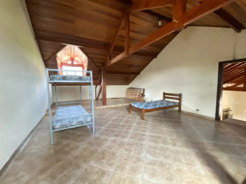 Quarto amplo com beliche e cama.
