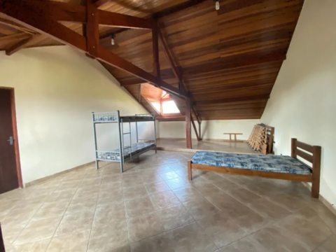 Quarto amplo com camas e móveis.