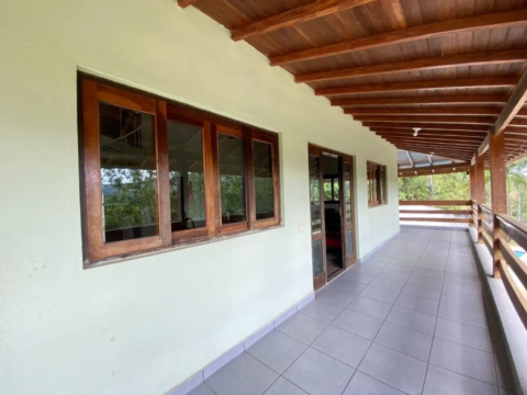 Varanda com vista para a natureza