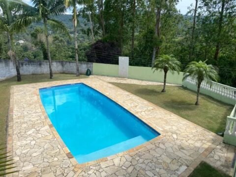Piscina em área verde tranquila.
