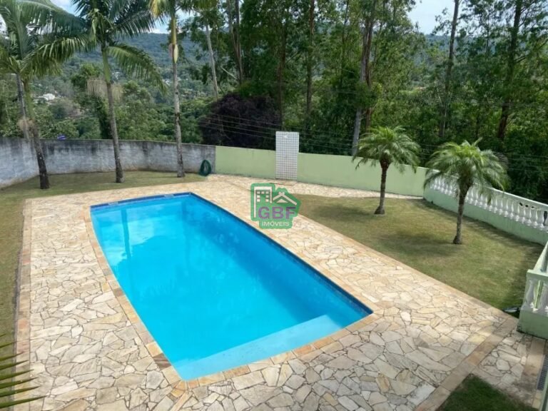 Piscina em área verde tranquila.