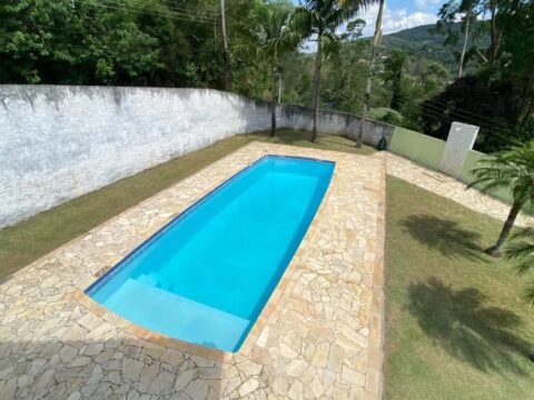 Piscina em área verde tranquila.
