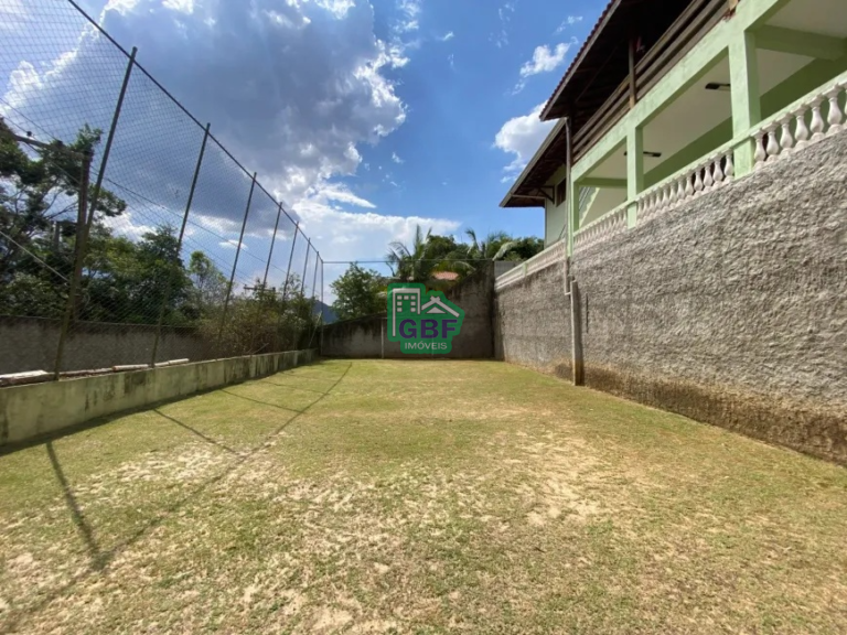 Gramado amplo e céu azul.