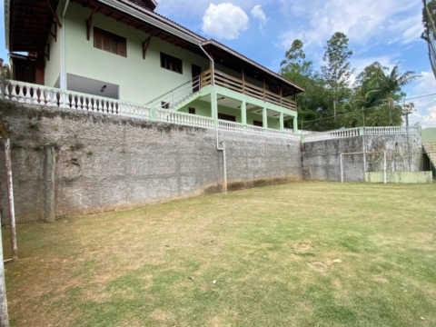 Casa com gramado e área externa.