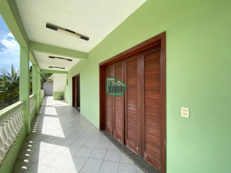 Corredor com paredes verdes e portas