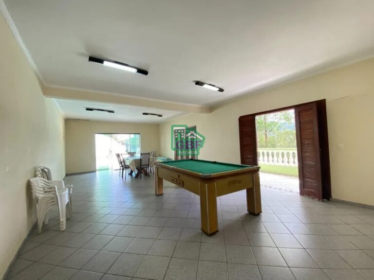 Sala ampla com mesa de sinuca.