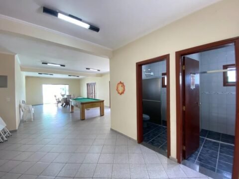 Sala ampla com mesa de bilhar
