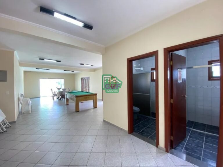 Sala ampla com mesa de bilhar