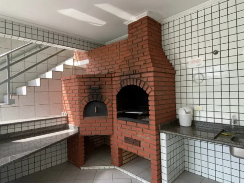 Churrasqueira em cozinha com azulejos
