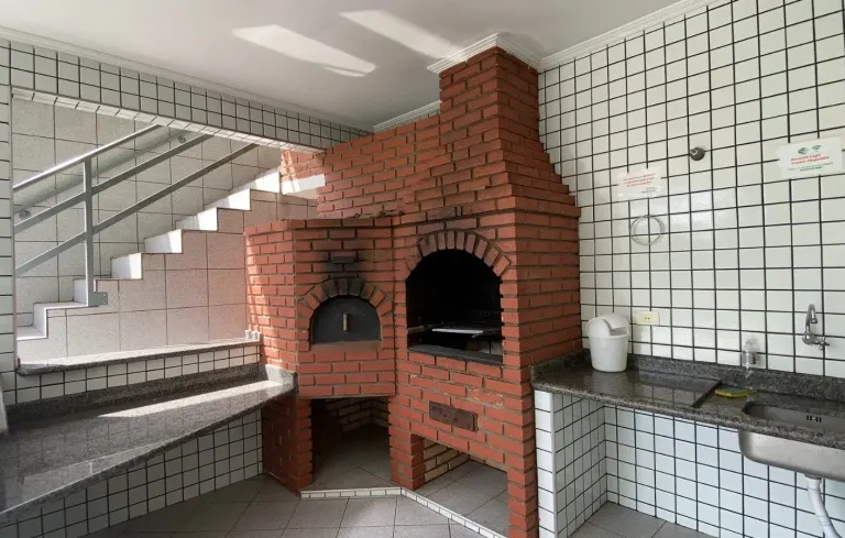 Churrasqueira em cozinha com azulejos