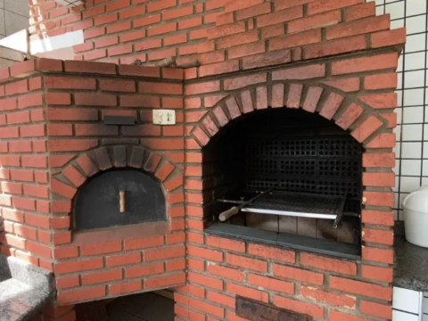 Churrasqueira em área gourmet de tijolos