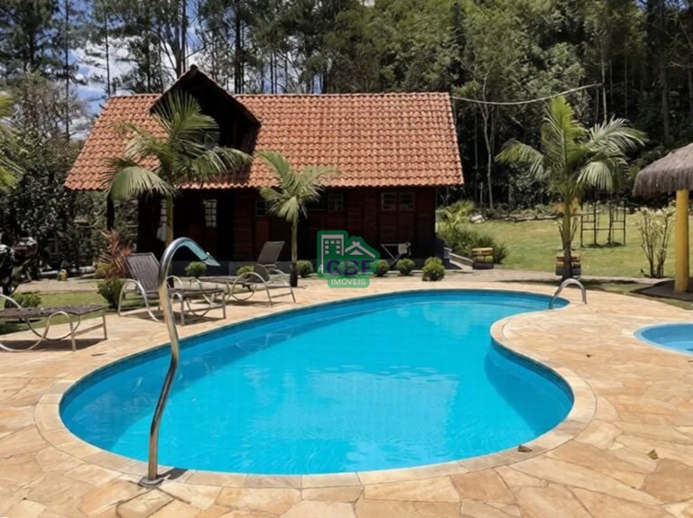 Chalé de madeira com três suítes externas e ótimo terreno