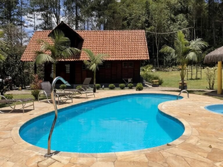 Chalé de madeira com três suítes externas e ótimo terreno à venda no Condomínio Jardim Cinco Lagos, Mairiporã