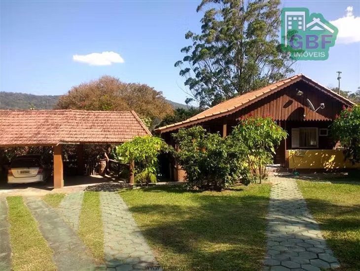 Casa de madeira bem localizada