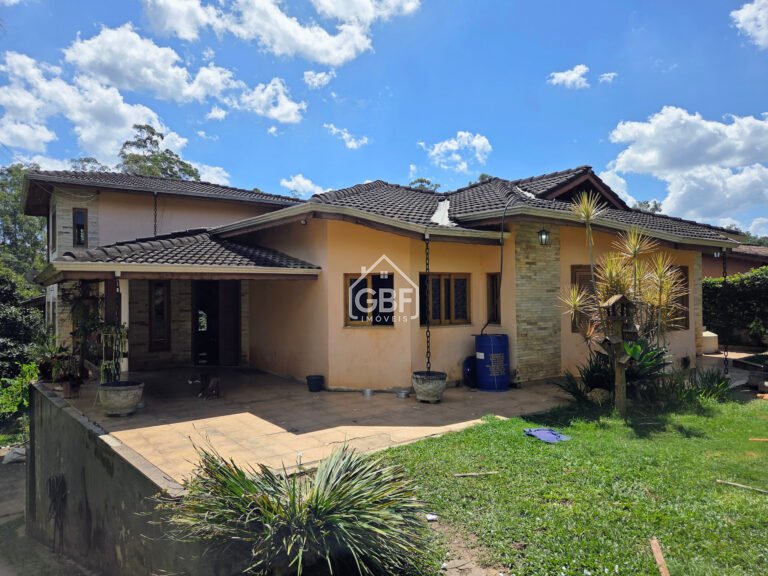 Linda casa com excelente localização e 5 dormitórios
