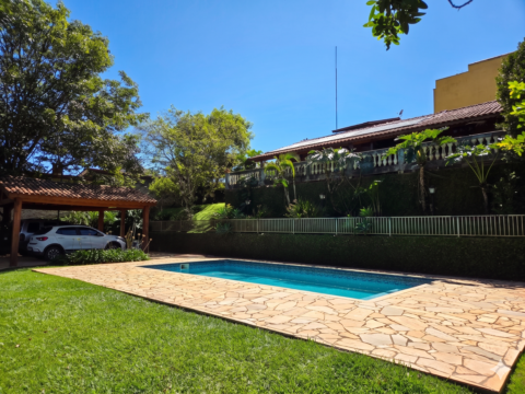 Charmosa casa e terreno com diversas árvores frutíferas à venda no condomínio Jardim Cinco Lagos, Mairiporã