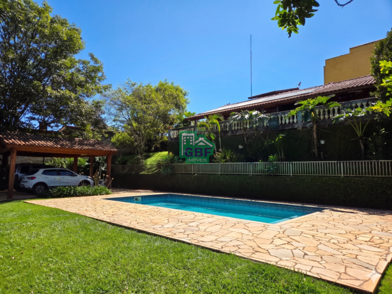 Charmosa casa e terreno com diversas árvores frutíferas à venda no condomínio Jardim Cinco Lagos, Mairiporã