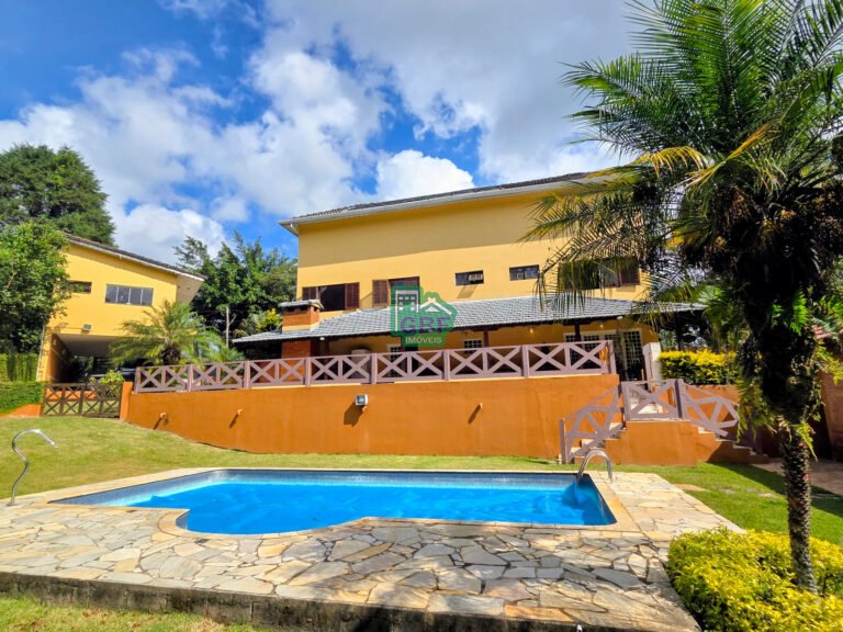 Casa com piscina aquecida e lindo jardim