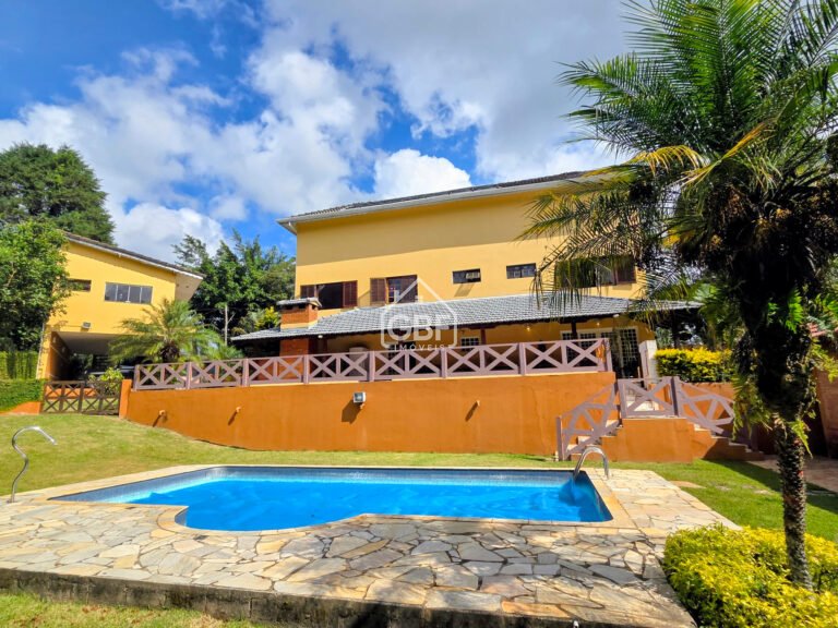 Casa com piscina aquecida e lindo jardim