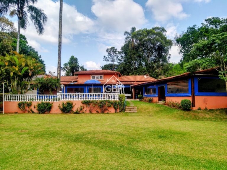 Casa térrea, com terreno plano e campinho