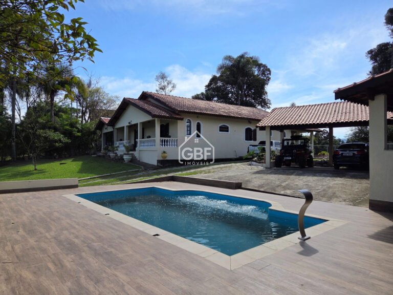 Casa térrea com excelente terreno, linda vista e área de lazer…