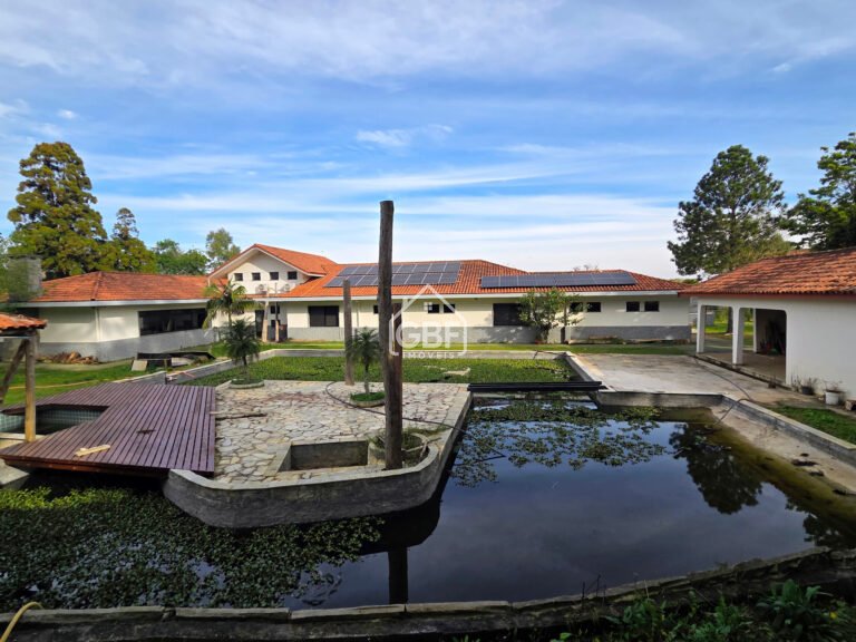 Casa enorme com excelente terreno e lago ornamental