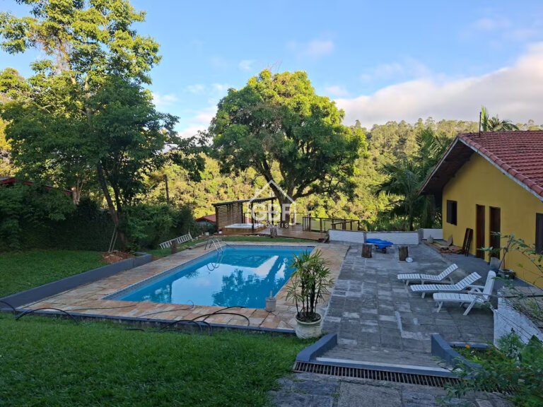 Casa mista com lindo deck de madeira